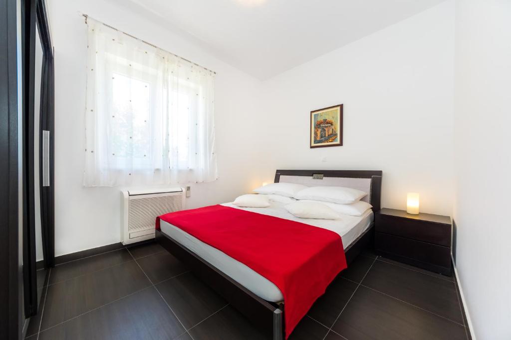 Zdjęcie z galerii obiektu Apartments by the sea Sveti Petar, Biograd - 16852 w mieście Sveti Filip i Jakov