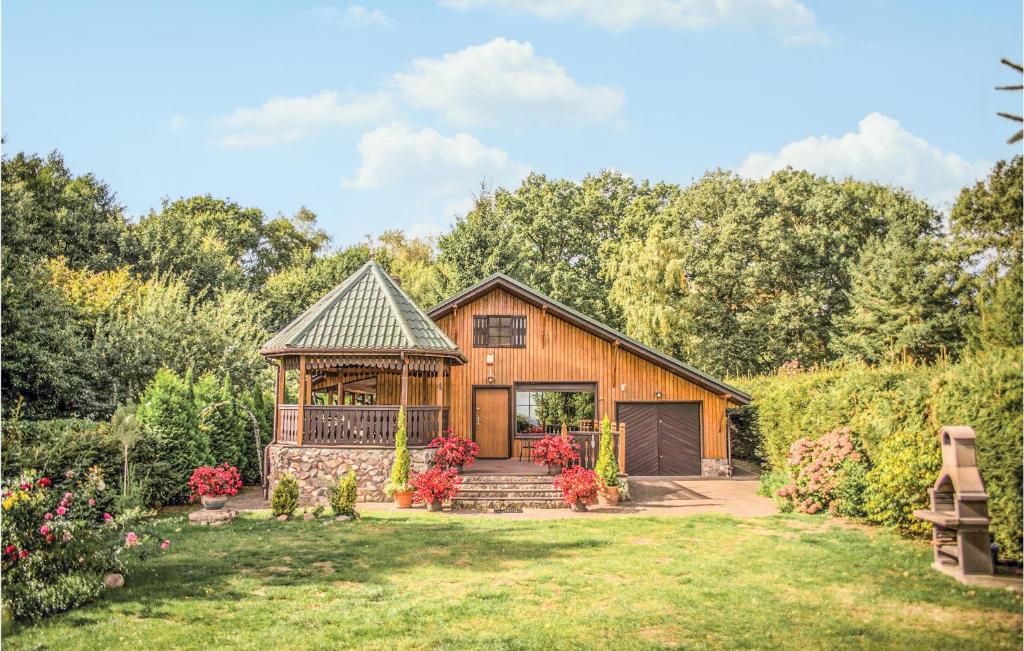 une maison avec un kiosque dans une cour dans l'établissement Holiday Home Nowe Warpno With Fireplace I, à Nowe Warpno