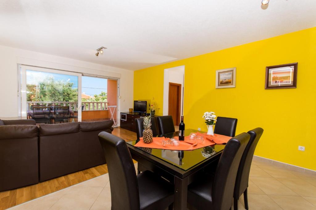 Fotografia z galérie ubytovania Apartment Okrug Gornji 16901a v Trogiri