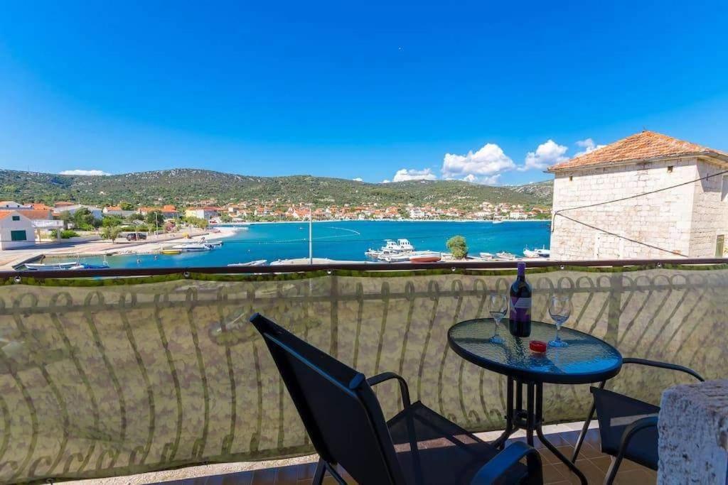 Fotografie z fotogalerie ubytování Apartments by the sea Vinisce, Trogir - 16860 v destinaci Vinišće