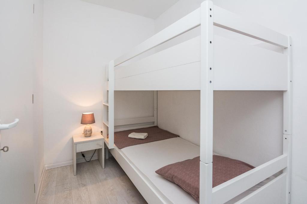 Posteľ alebo postele v izbe v ubytovaní Apartments with a parking space Vir - 18520