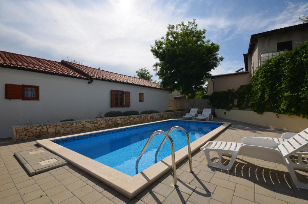 Bazén v ubytování Family friendly apartments with a swimming pool Vir - Lozice, Vir - 18538 nebo v jeho okolí