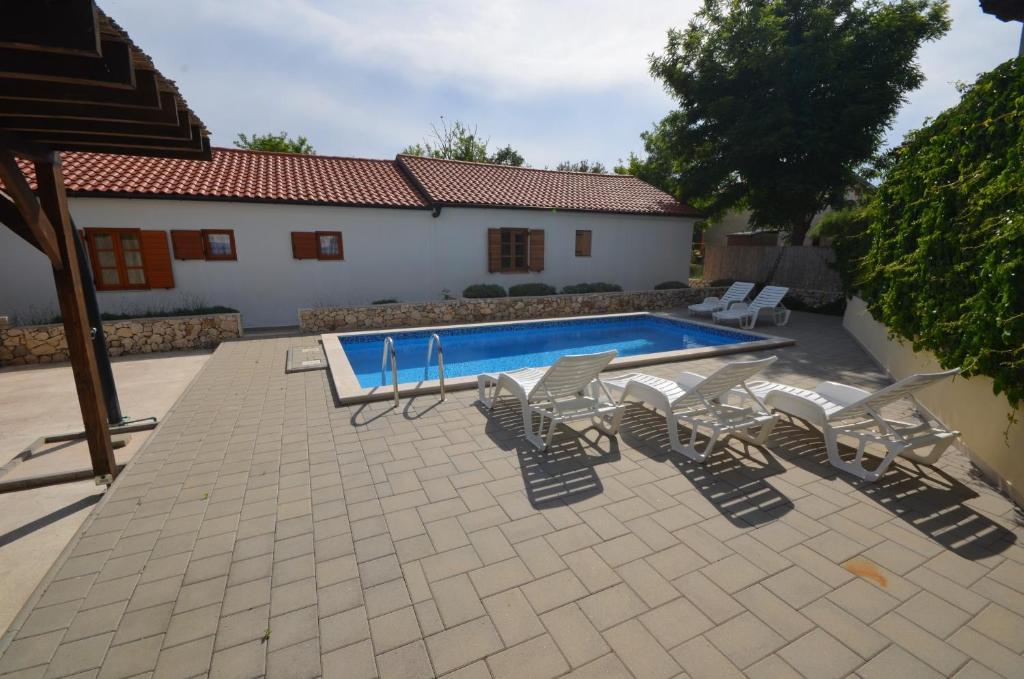 Bazén v ubytování Family friendly apartments with a swimming pool Vir - Lozice, Vir - 18538 nebo v jeho okolí