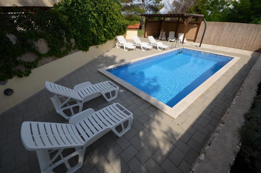 Bazén v ubytování Family friendly apartments with a swimming pool Vir - Lozice, Vir - 18538 nebo v jeho okolí