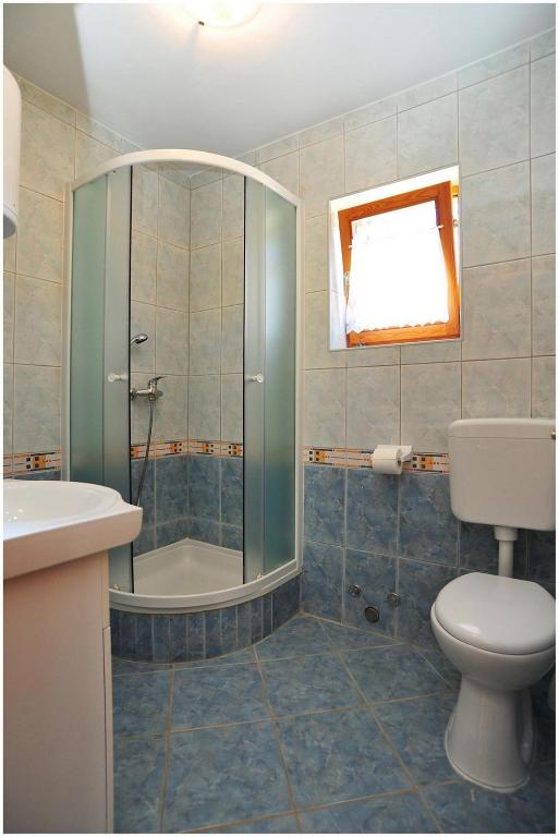 Koupelna v ubytování Family friendly apartments with a swimming pool Vir - Lozice, Vir - 18538