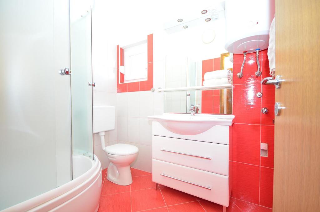 łazienka z białą umywalką i toaletą w obiekcie Apartments with parking spaces Vir - Kozjak, Vir - 18556 w mieście Vir