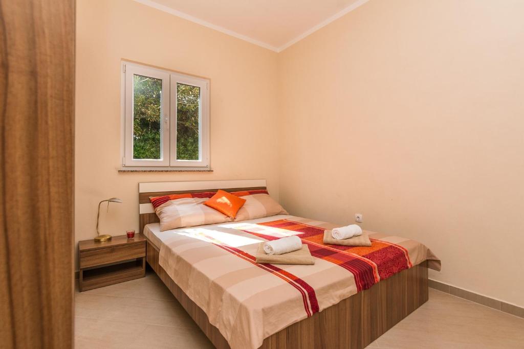 Posteľ alebo postele v izbe v ubytovaní Apartments with a parking space Vir - 18561
