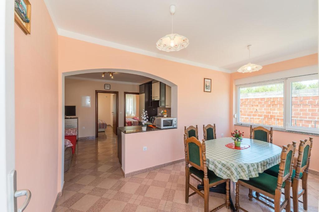 Fotografia z galérie ubytovania Apartments by the sea Vir - Lozice, Vir - 18567 vo Viry