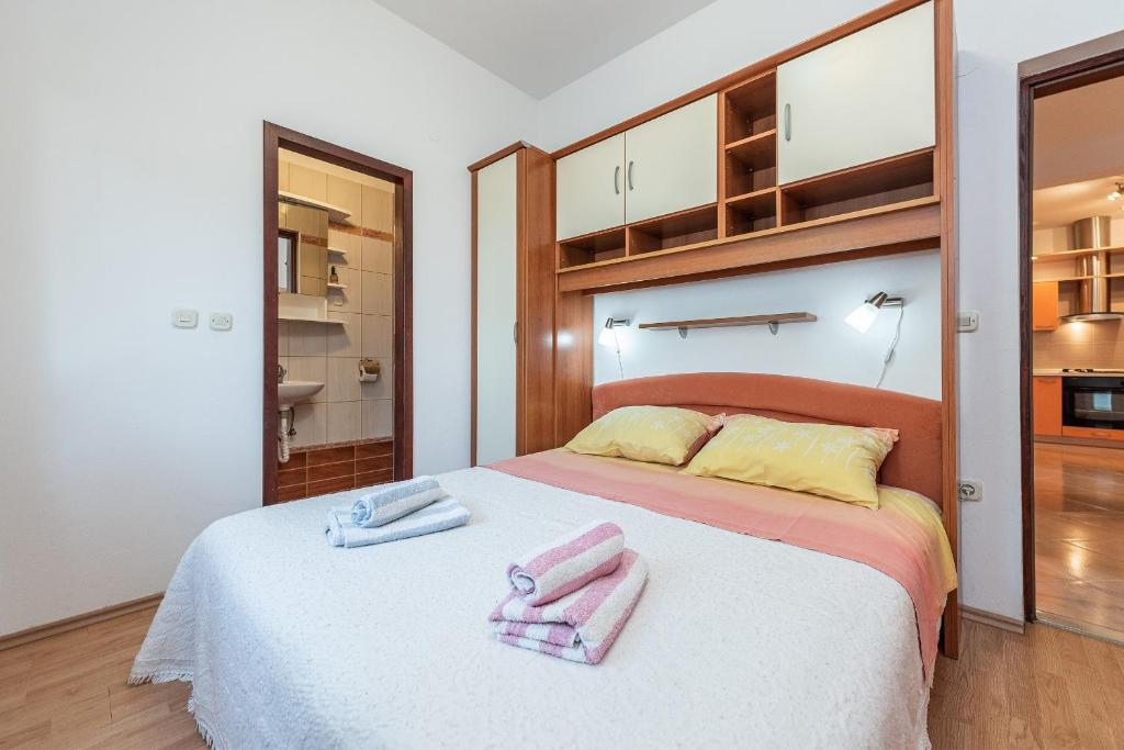 Posteľ alebo postele v izbe v ubytovaní Apartments by the sea Vir - Lozice, Vir - 18576