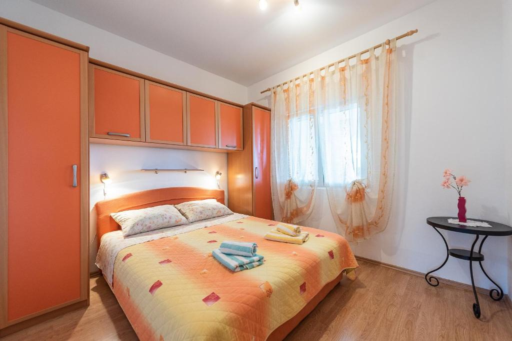 Posteľ alebo postele v izbe v ubytovaní Apartments by the sea Vir - Lozice, Vir - 18576