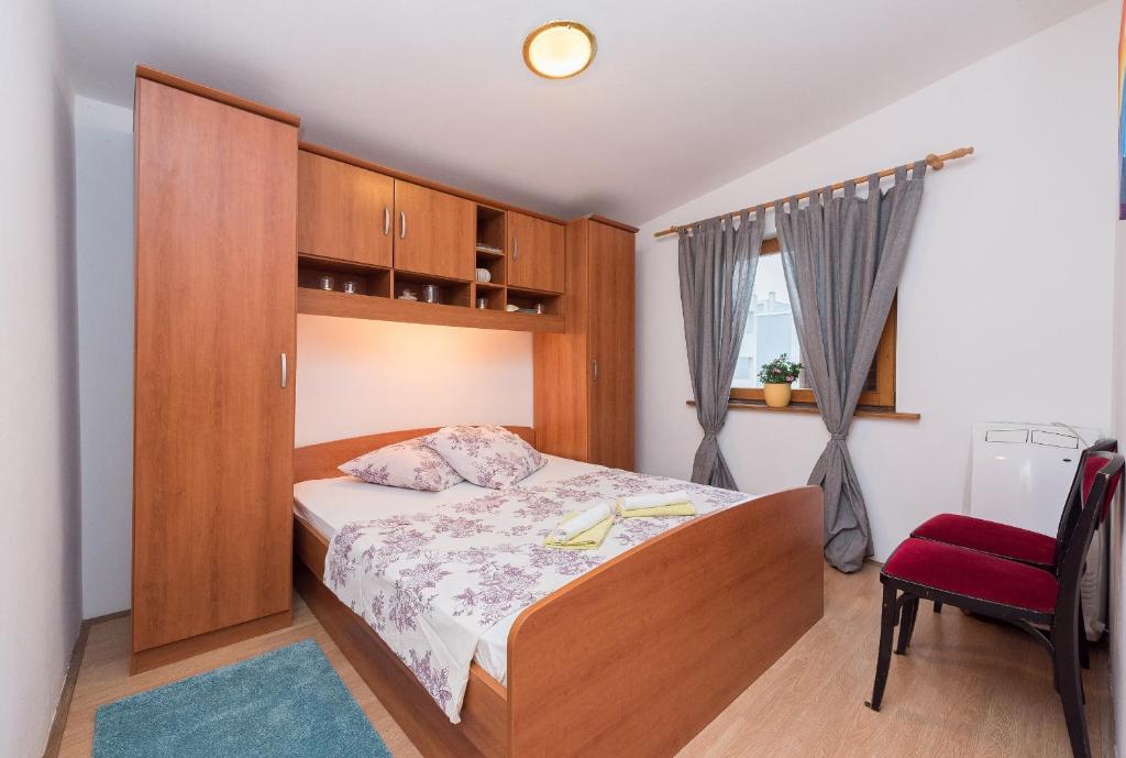 Posteľ alebo postele v izbe v ubytovaní Apartments by the sea Vir - 18570
