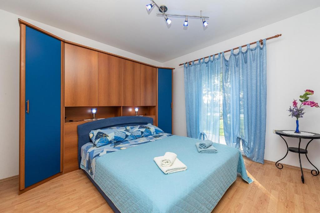 Posteľ alebo postele v izbe v ubytovaní Apartments by the sea Vir - Lozice, Vir - 18576