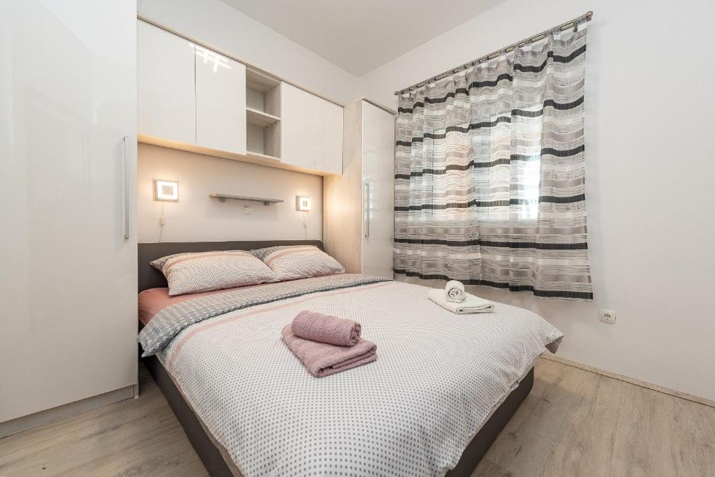 Posteľ alebo postele v izbe v ubytovaní Apartments by the sea Vir - Lozice, Vir - 18576