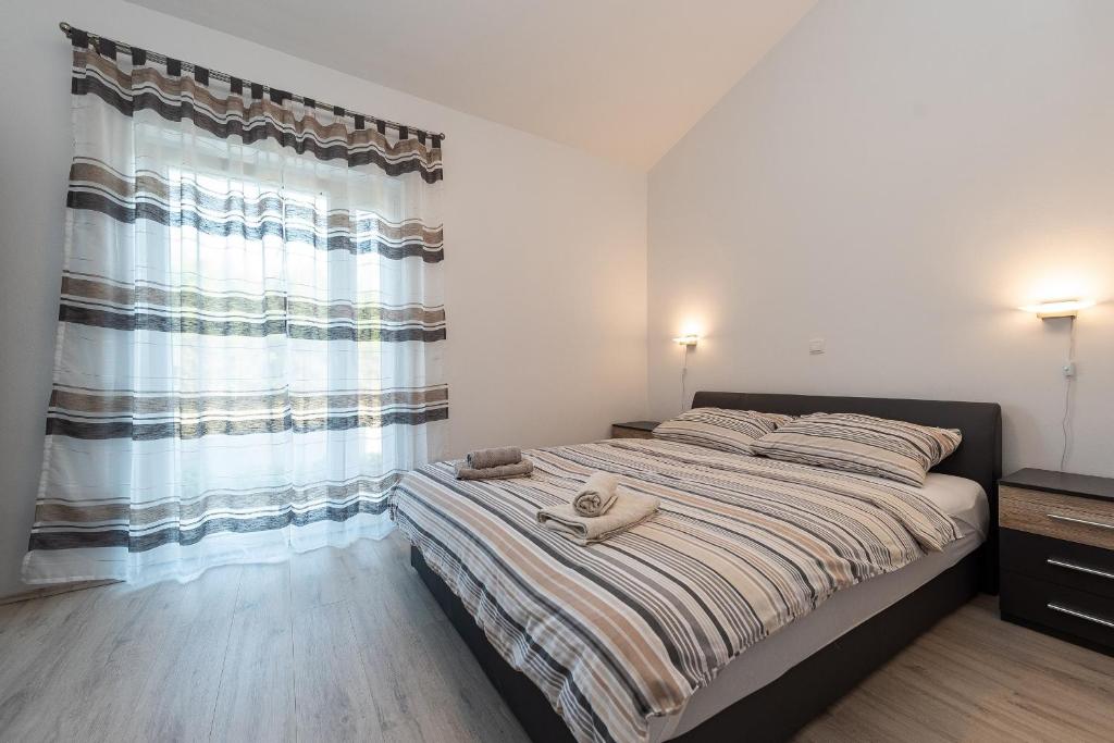 Posteľ alebo postele v izbe v ubytovaní Apartments by the sea Vir - Lozice, Vir - 18576