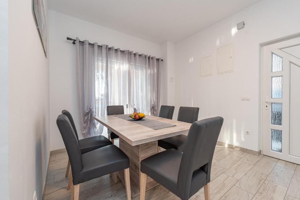 Posedenie v ubytovaní Apartments by the sea Vir - Lozice, Vir - 18576