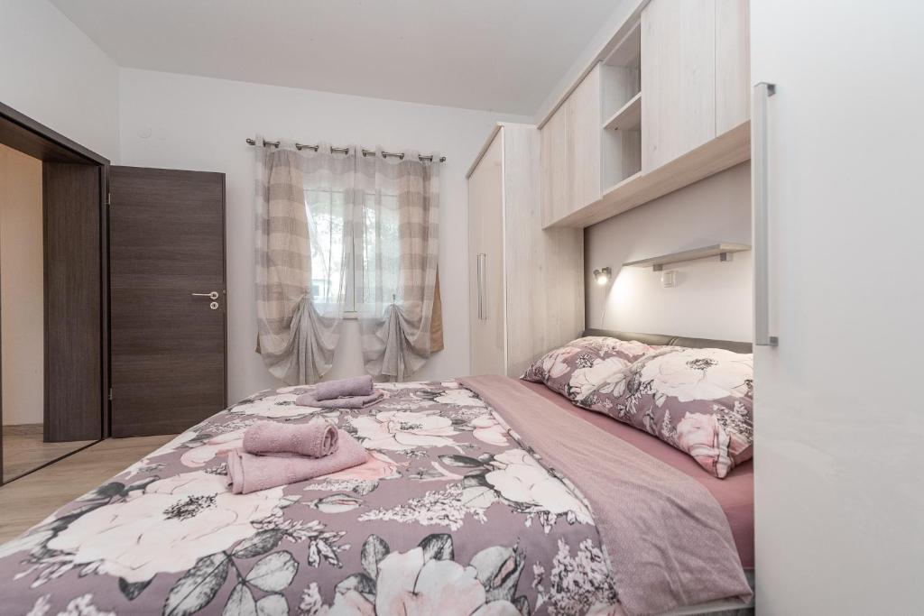 Posteľ alebo postele v izbe v ubytovaní Apartments by the sea Vir - Lozice, Vir - 18576