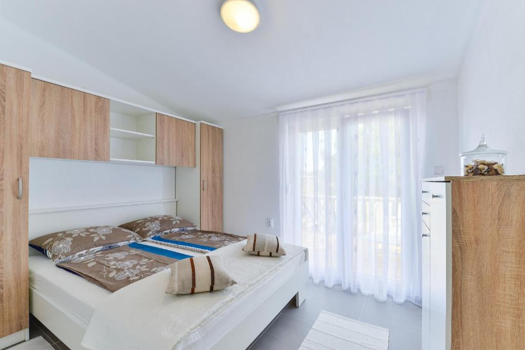 Posteľ alebo postele v izbe v ubytovaní Apartments with parking spaces Vir - Torovi - Vir - Pedinka, Vir - 18577