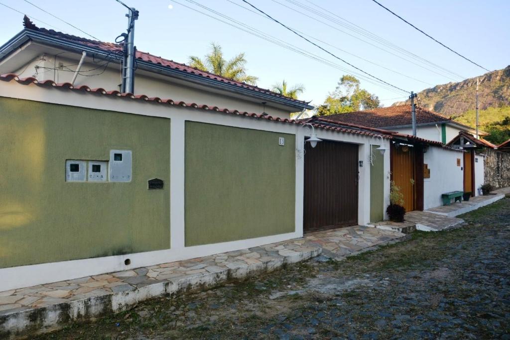 ein Haus mit zwei Garagentüren an der Seite in der Unterkunft Pouso da Olimpia in Tiradentes