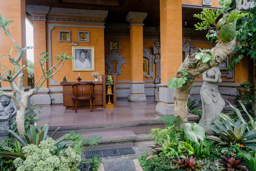 une terrasse couverte d'une maison avec une table et quelques plantes dans l'établissement Desak Putu Putra Home Stay, à Ubud