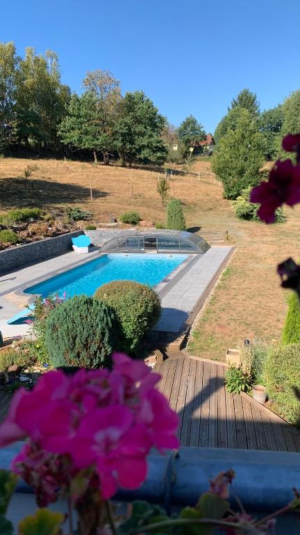 Bazén v ubytovaní Chalet l Écrin Vert alebo v jeho blízkosti