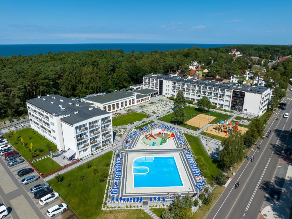 een luchtzicht op een resort met een zwembad en een parkeerplaats bij Zem-Tourist in Pustkowo