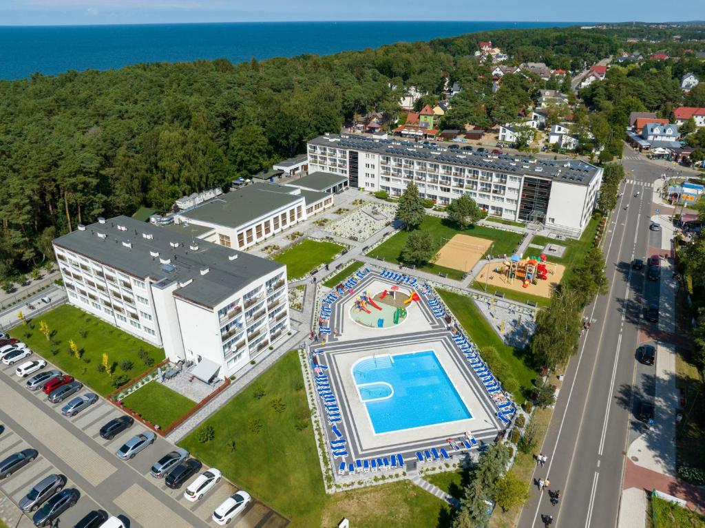 an aerial view of a building with a pool at Zem-Tourist 250 M OD MORZA, ODKRYTY BASEN, PLAC ZABAW, PARKING, WYŻYWIENIE in Pustkowo