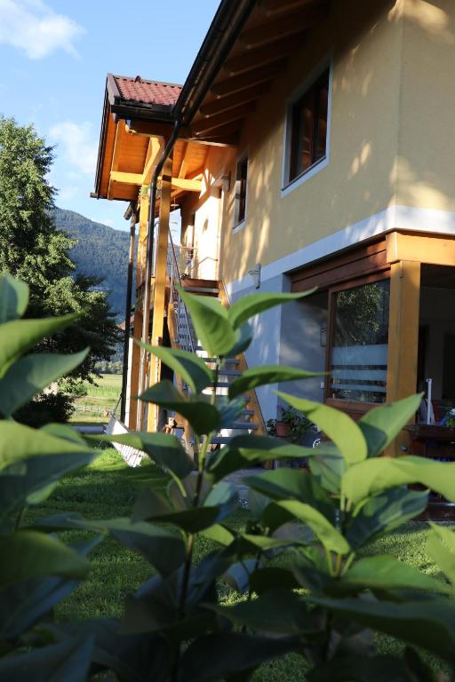 ein Haus mit einer Pflanze davor in der Unterkunft Fewo Baurechthof in Goderschach