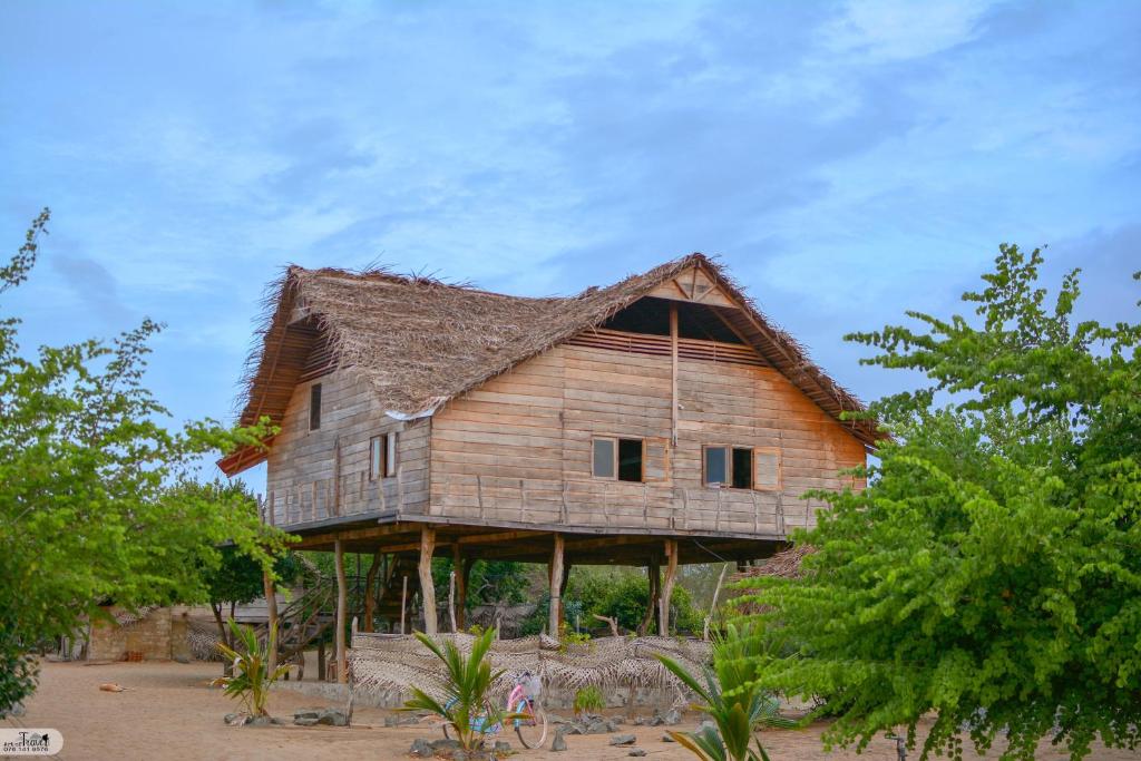 uma grande casa de madeira com um telhado de gambrel em Secret Bay Panama em Arugam Bay