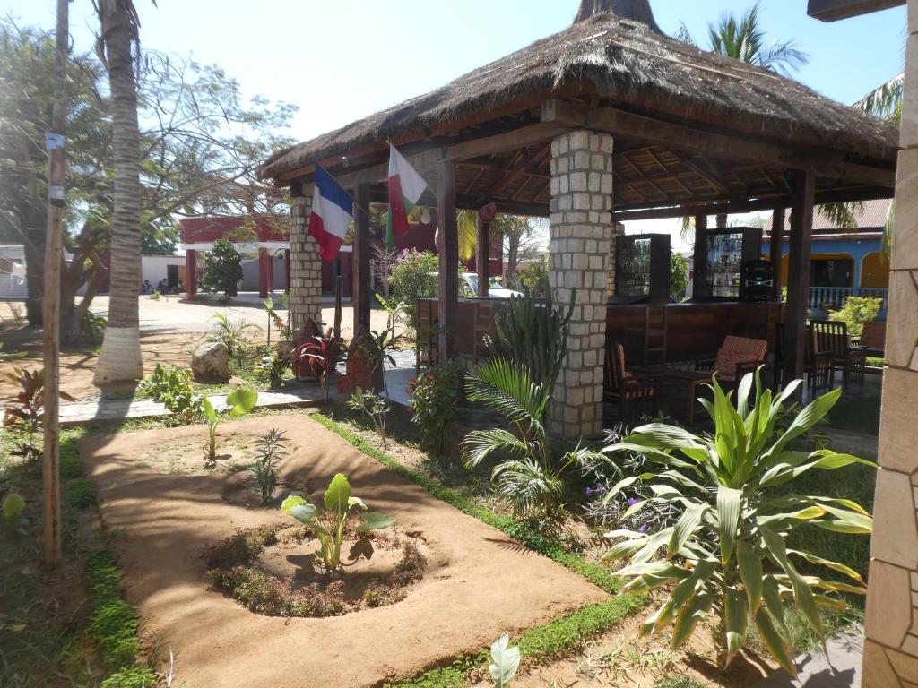 einen Pavillon in einem Garten mit Pflanzen in der Unterkunft Bohobé Naboty in Toliara