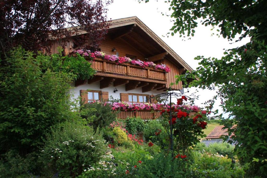 ein Gebäude mit einem Balkon mit Blumen darauf in der Unterkunft Ferienwohnung Stoiber Wolfgang in Regen