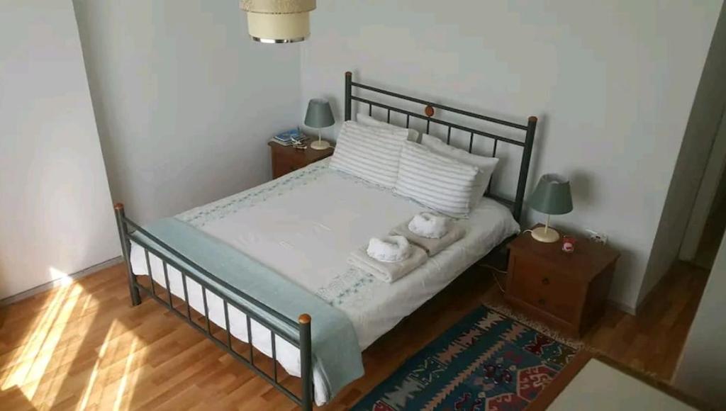 een slaapkamer met een bed met twee handdoeken erop bij Comfortable Layover from 12 mins Istanbul Airport in Istanbul
