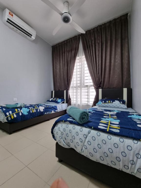 1 Schlafzimmer mit 2 Betten und einem Deckenventilator in der Unterkunft 3R2B Entire Apartment Air-Conditioned by WNZ Home Putrajaya for Islamic Guests Only in Putrajaya