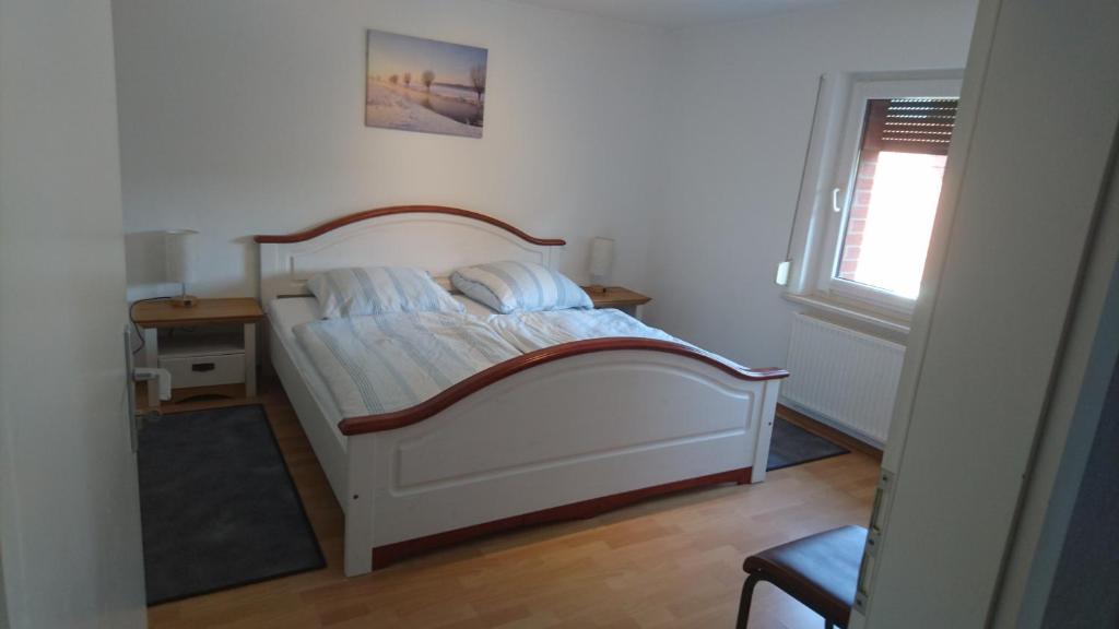- une chambre avec un lit blanc et 2 oreillers dans l'établissement Ferienwohnung Ehmen, à Wolfsburg