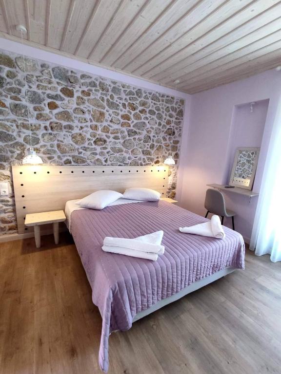 Llit o llits en una habitació de Neon