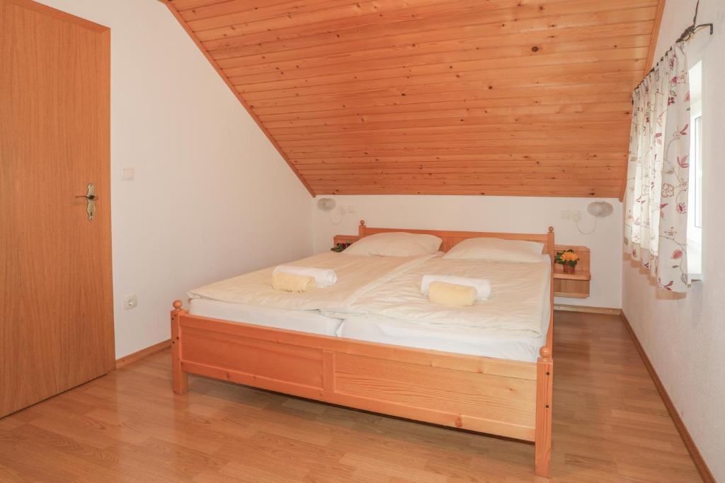 Postel nebo postele na pokoji v ubytování Farm Holidays Povsin