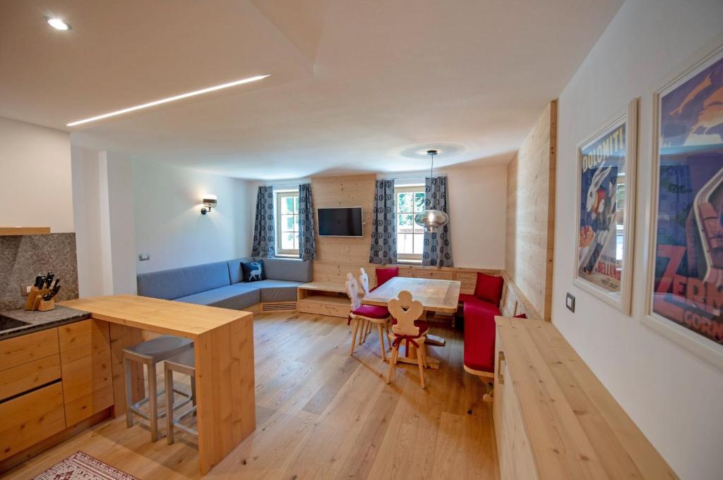 Televízia a/alebo spoločenská miestnosť v ubytovaní Apartments Alpen Domus
