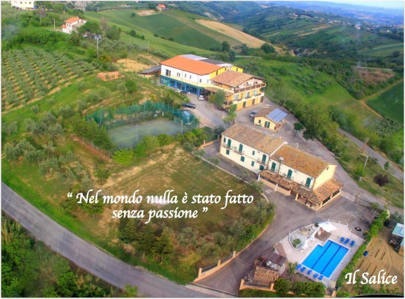 uma vista aérea de uma casa numa colina em Il Salice em Castilenti