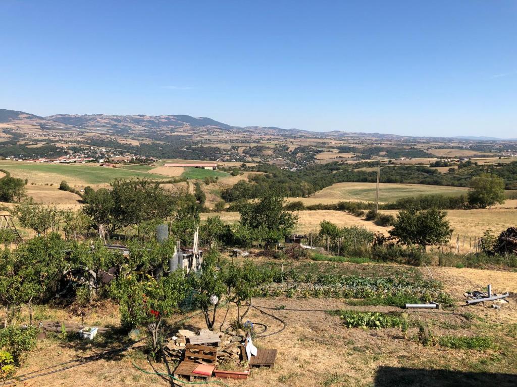 widok z góry wzgórza z ogrodem w obiekcie Gite cosy 25 min Lyon Vienne St Etienne w mieście Longes