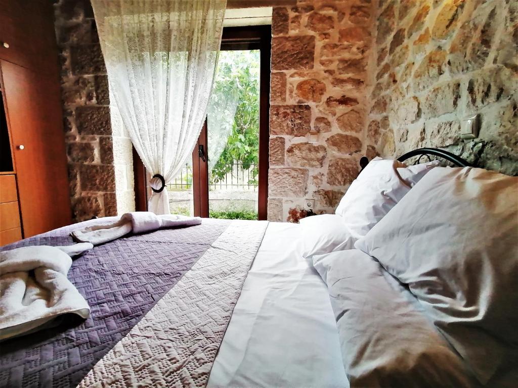 Postel nebo postele na pokoji v ubytování Stonehouse dome Lagadia