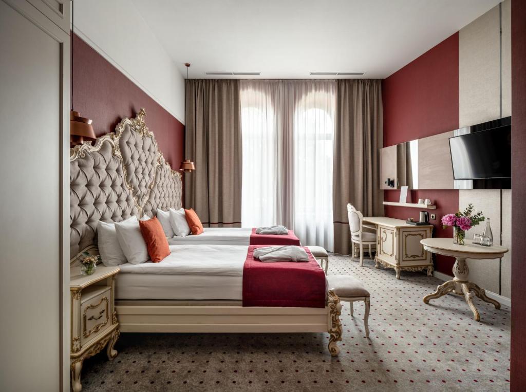 Postel nebo postele na pokoji v ubytování Grand Hotel Lviv Casino & Spa