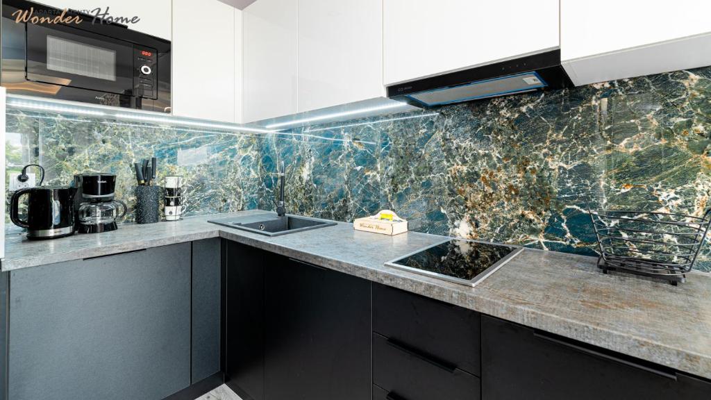 Kuchyňa alebo kuchynka v ubytovaní Wonder Home - Apartamenty Blisko Gór - blisko szlaków turystycznych, wyciągów, restauracji, deptaka