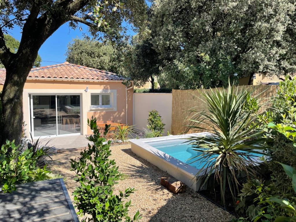 una piscina en un patio junto a una casa en Magnifique villa avec piscine en Provence, en Bédarrides
