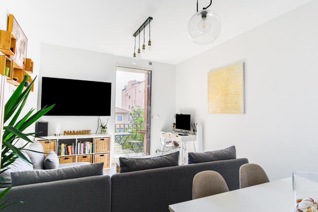 salon z kanapami i telewizorem z płaskim ekranem w obiekcie Casa Juturne 22, proximité Monaco w mieście Beausoleil