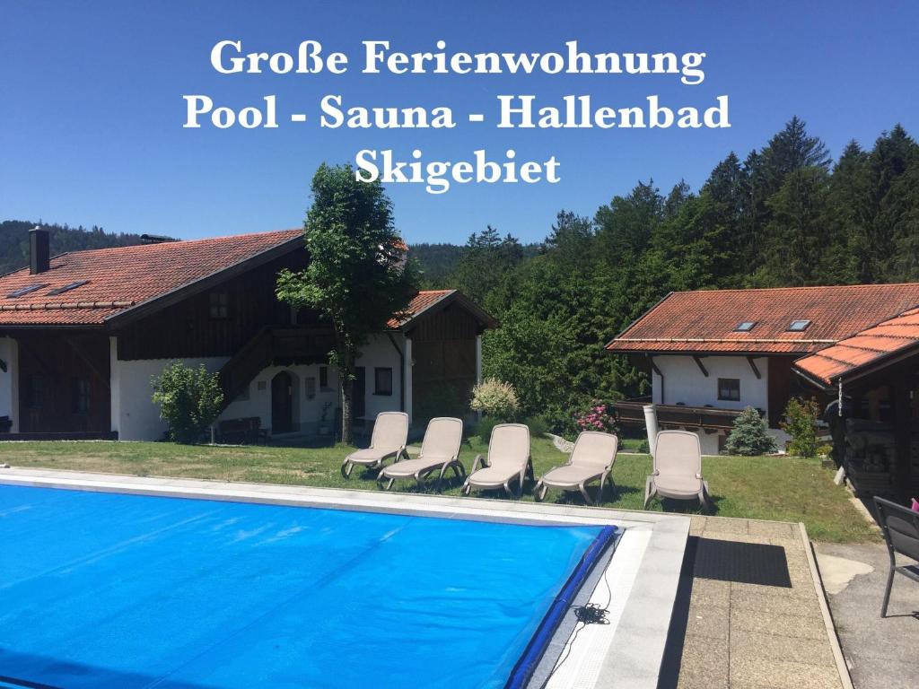 uma villa com uma piscina e uma casa em SIMPLY-THE-BEST-Ferienwohnung-mit-Pool-Sauna-Schwimmbad-bis-6-Personen em Hauzenberg