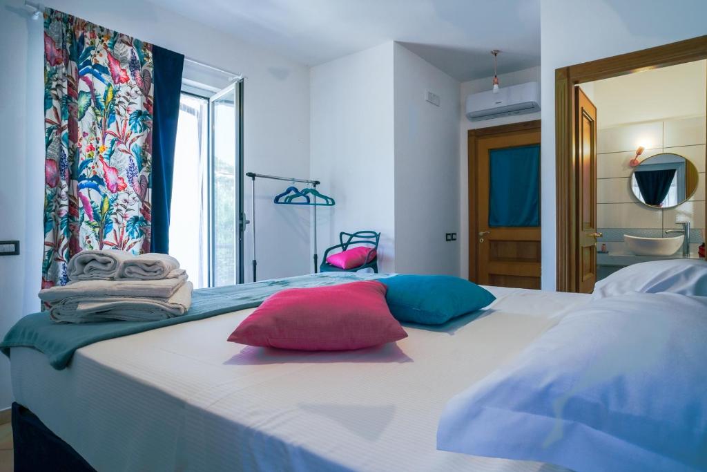 een wit bed met twee kussens erop bij Villa Luce in Itri