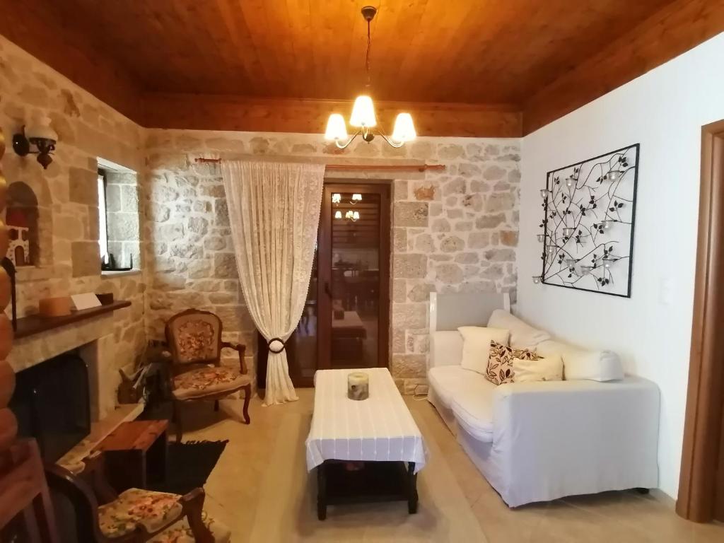 Postel nebo postele na pokoji v ubytování Stonehouse dome Lagadia
