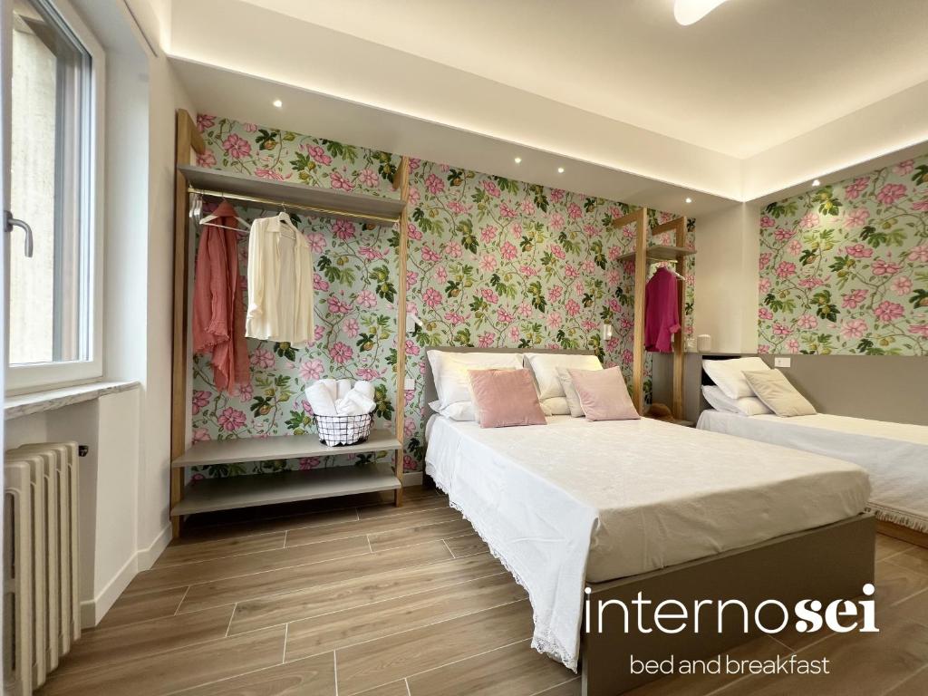 1 Schlafzimmer mit 2 Betten und Blumentapete in der Unterkunft Interno Sei B&B in Agropoli