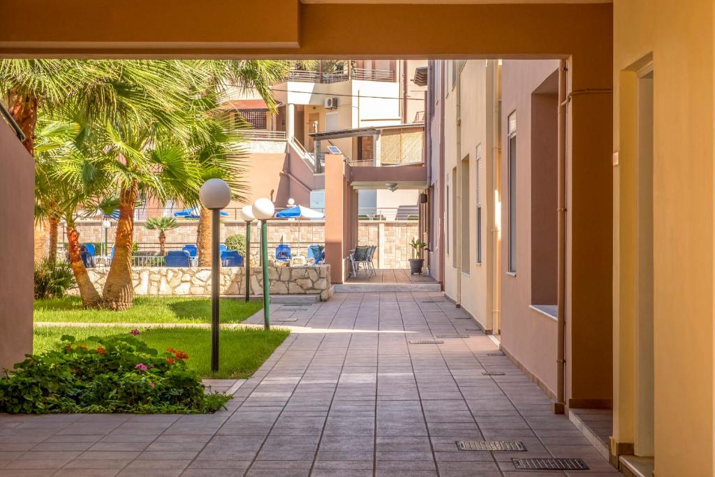 Theos Holidays Apartments - 15