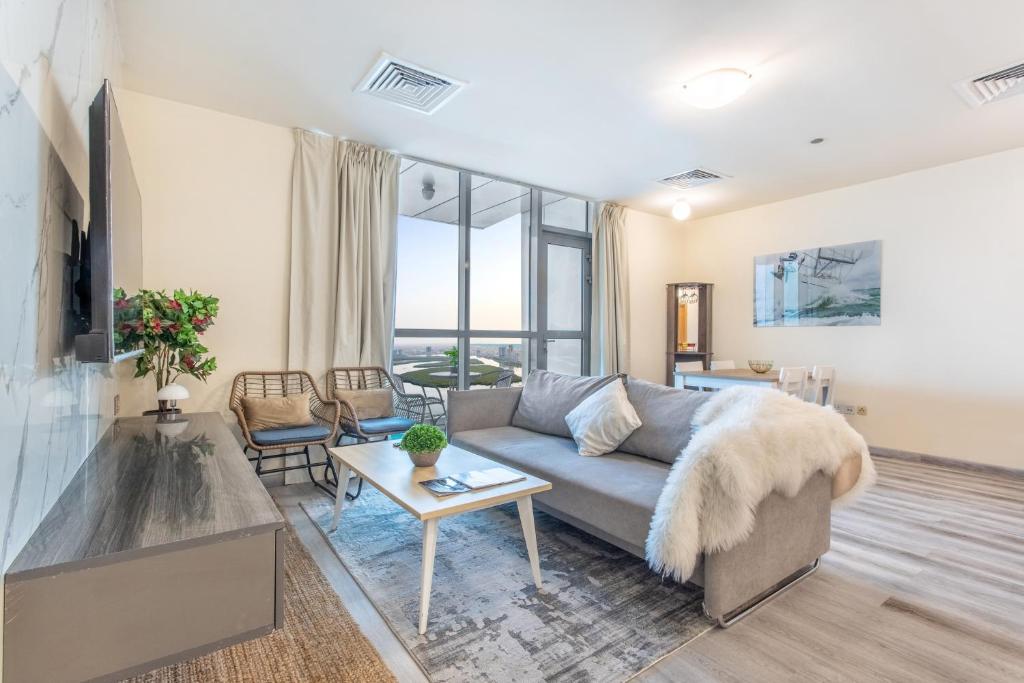 拉斯阿尔卡麦Live in the center of Sea, Mountains, Mangroves of RAK的带沙发和桌子的客厅