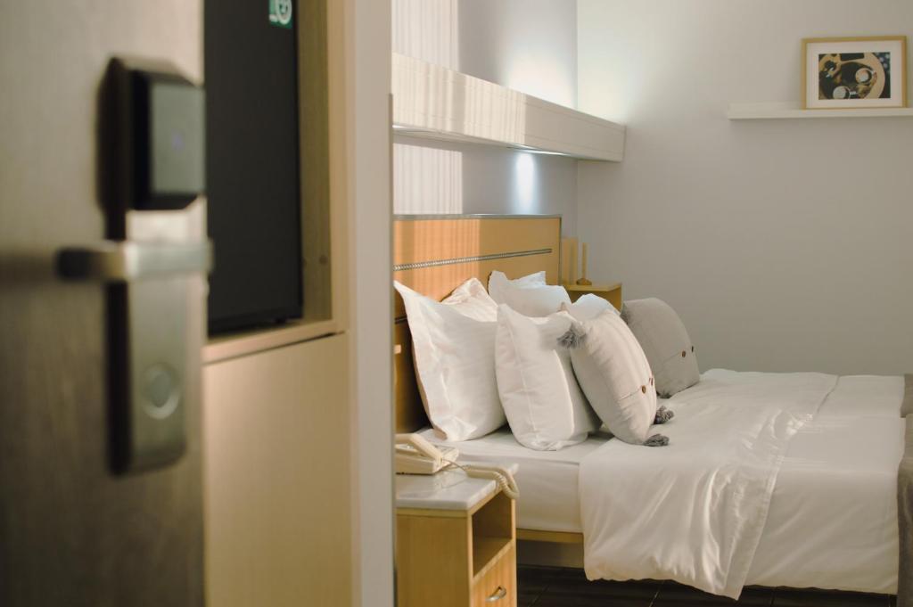Postel nebo postele na pokoji v ubytování Acropol Hotel